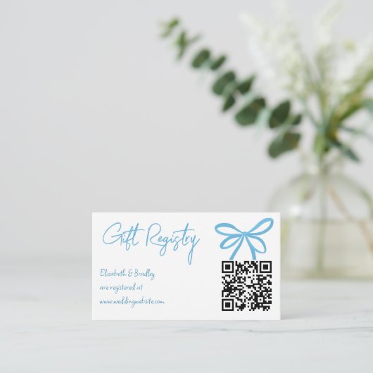 Ze bindt het knot blauw lint cadeauregister vast informatiekaartje (Staand voorkant)