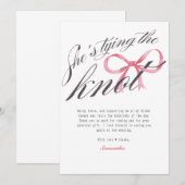 Ze bindt het Knot Bow Coquette Vrijgezellenfeest Bedankkaart (Voorkant / Achterkant)