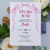 Ze bindt het simpele roze Vrijgezellenfeest van de Kaart