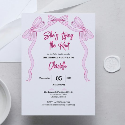 Ze bindt het simpele roze Vrijgezellenfeest van de Kaart