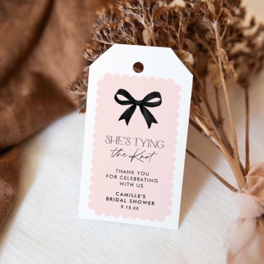 Ze bindt het Vrijgezellenfeest van de knoopboog Cadeaulabel