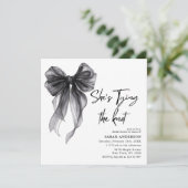 Ze bindt het zwarte Vrijgezellenfeest van de knoop Kaart (Staand voorkant)