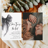 Ze bindt het zwarte Vrijgezellenfeest van de knoop Kaart