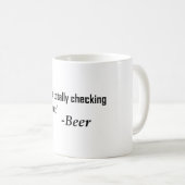 "Ze controleert je helemaal uit" - Bier Koffiemok (Voorkant rechts)