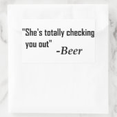 "Ze controleert je helemaal uit" - Bier Rechthoekige Sticker (Tas)