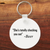 "Ze controleert je helemaal uit" - Bier Sleutelhanger (Voorkant)