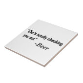 "Ze controleert je helemaal uit" - Bier Tegeltje (Zijkant)