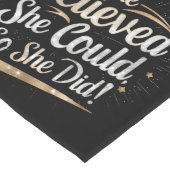 Ze dacht dat ze het kon, dus ze deed Afstuderen Lange Tafelloper (Hoek)