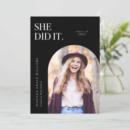 Ze deed de aankondiging van Black Arch Afstuderen (Staand voorkant)