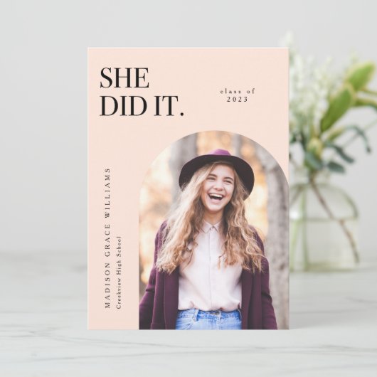 Ze deed de aankondiging van het Afstuderen van de  (Staand voorkant)