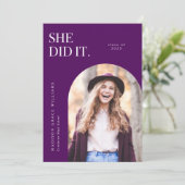 Ze deed de aankondiging van het Afstuderen van het (Staand voorkant)