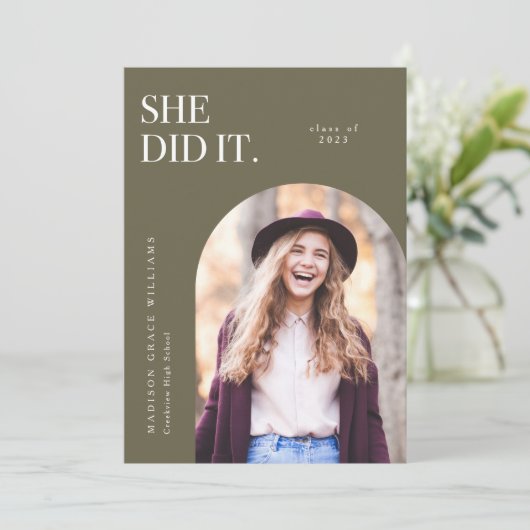 Ze deed de aankondiging van het Afstuderen van Oli (Staand voorkant)