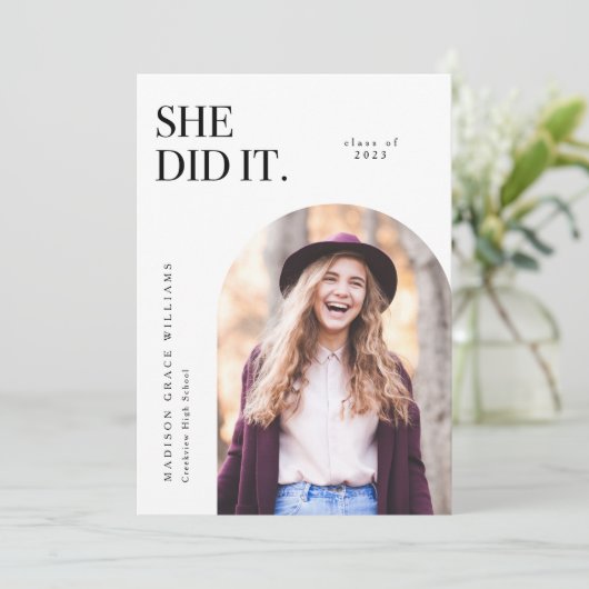 Ze deed de aankondiging van het Afstuderen White A (Staand voorkant)