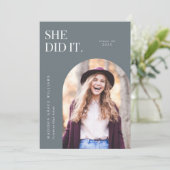 Ze deed de aankondiging van het blauwe Afstuderen. (Staand voorkant)