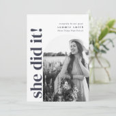 Ze deed het Afstudeerder Party Invite met Afbeeldi Kaart (Staand voorkant)