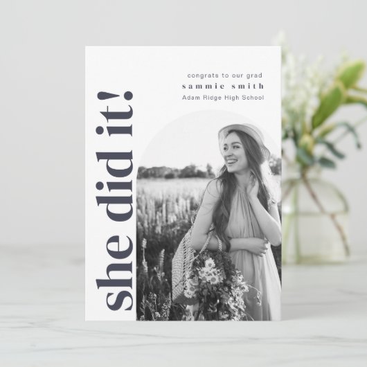 Ze deed het Afstudeerder Party Invite met Afbeeldi Kaart (Staand voorkant)