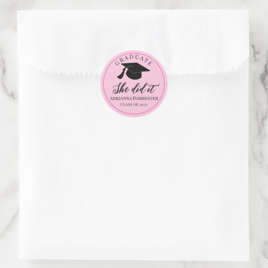 Ze deed het Afstuderen Pet Elegant Typography Pink Ronde Sticker (Tas)