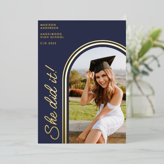 Ze deed het Navy Blue Modern Arch Photo Afstuderen Folie Uitnodiging (Staand Voorkant)