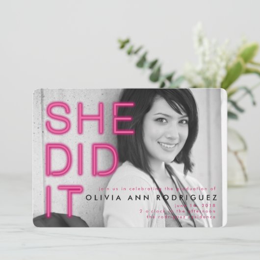 Ze deed het Neon Light Graduation Party Invitation Kaart (Staand voorkant)