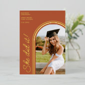 Ze deed het Terracotta Modern Arch Photo Afstudere Folie Uitnodiging (Staand Voorkant)