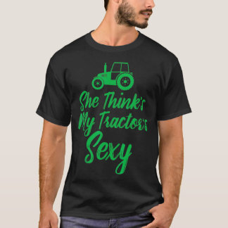 Ze denkt aan mijn trekkers Sexy Funny Farming (2) T-shirt