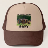 Ze denkt dat mijn tractor Sexy is. Pet van Trucker (Voorkant)