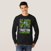 Ze denkt dat Tractor een Geweldige boer is T-shirt (Voorkant volledig)