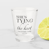 Ze doet de knoop dicht | Bruidsjurk Bruiloft Feest Shot Glas (Voorkant)