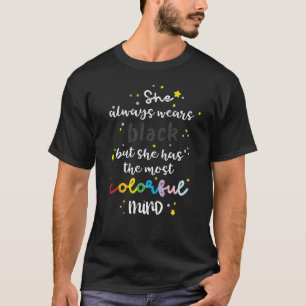 Ze draagt altijd zwarte kleurrijke Mind Gothic voo T-shirt