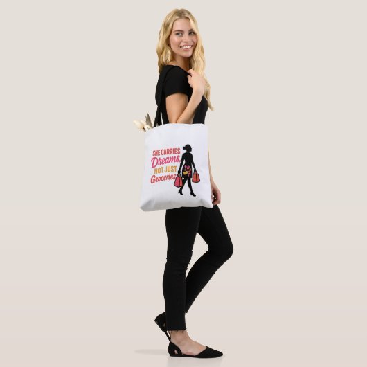 Ze draagt dromen - Inspirerend voor vrouwen Tote Bag (Op model)