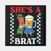 Ze draagt een grappig worst- en bierkostuum magneet (Voorkant)