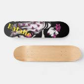 Ze draagt een zwarte en roze bloem in haar haar ha persoonlijk skateboard (Horizontaal)