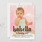 Ze draait de eerste verjaardagsfoto van een roze m kaart (Voorkant)