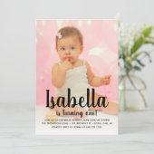 Ze draait de eerste verjaardagsfoto van een roze m kaart (Staand voorkant)