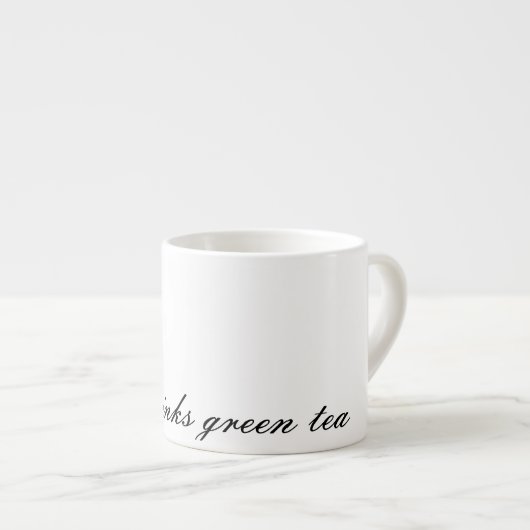 Ze drink groene thee espresso kop (Voorkant rechts)