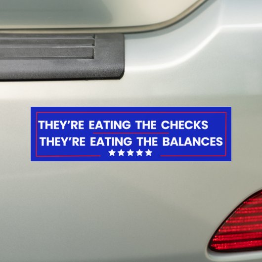 Ze eten de cheques - poëtisch protest bumpersticker (Op auto)