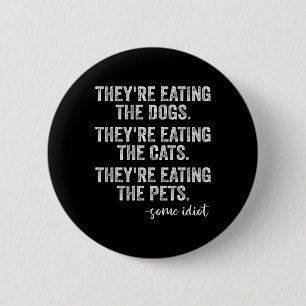 Ze Eten De Honden De Katten De Huisdieren Grappige Ronde Button 5,7 Cm