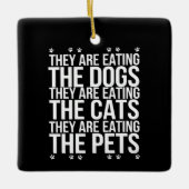Ze eten de honden, de katten en de huisdieren Trum Keramisch Ornament (Voorkant)