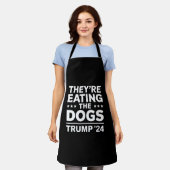 Ze eten de honden Grappig Debat Trump Quote Schort (Gedragen)