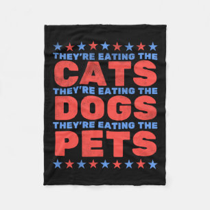 Ze eten de honden op fleece deken
