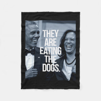 Ze eten de honden op fleece deken