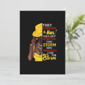 Ze fluisterde terug Ik Ben De Storm Zwarte Geschie Kaart (Staand voorkant)