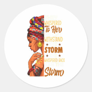Ze fluisterde terug Ik ben de storm Zwarte Geschie Ronde Sticker