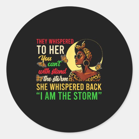 Ze fluisterden dat ik het Storm ben Black Pride Wo Ronde Sticker (Voorkant)