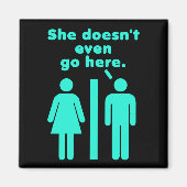 Ze gaat niet eens hier Blauw Zwart Magneet (Voorkant)