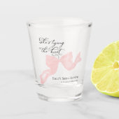 Ze gaat trouwen | Pink Bow Bruidsuitnodiging Shot Glas (Voorkant)