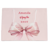 Ze gaat trouwen roze strik Bruidscadeau Groot Cadeauzakje (Voorkant)