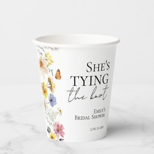 Ze gaat trouwen | Wildflower Bruidsmeisjesfeest Papieren Bekers (Voorkant)