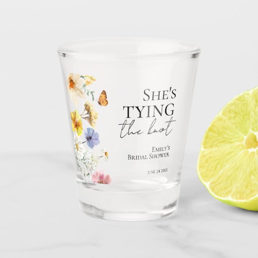 Ze gaat trouwen | Wildflower Bruidsmeisjesfeest Shot Glas (Voorkant)