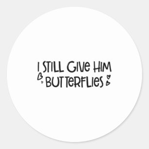 Ze geeft hem nog steeds vlinders ronde sticker